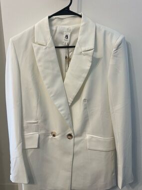 White Double-Breasted Women's Blazer with Peak Lapels